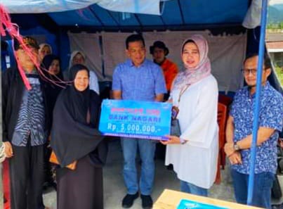 Kacab Bank Nagari Padang Panjang, Imelda Again, SE, serahkan bantuan dana CSR untuk korban kebakaran di pasar kuliner, Ahad kemaren